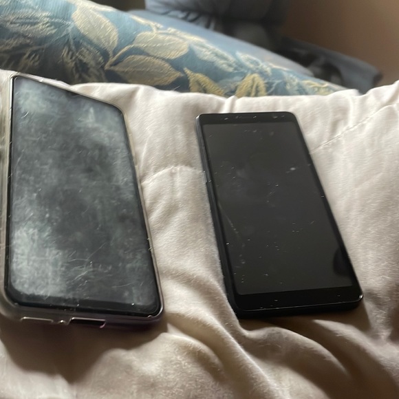 2 smartphones - Picture 1 of 1